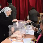 Votación en un colegio electoral de Sevilla