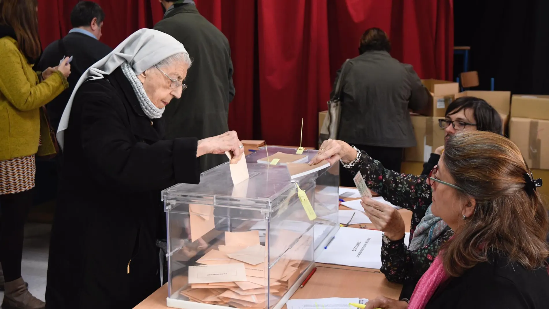 Votación en un colegio electoral de Sevilla