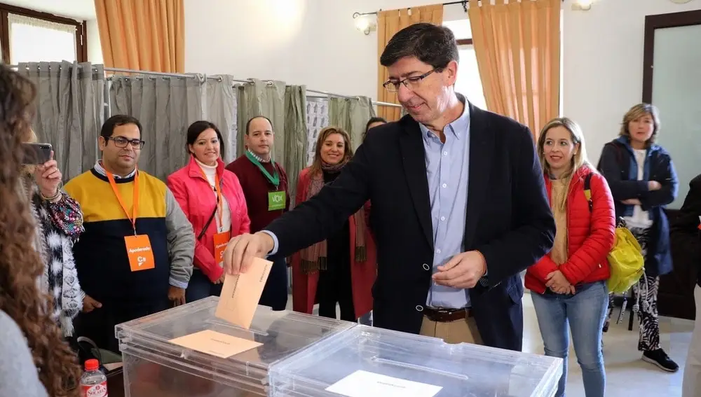 El líder de Ciudadanos (Cs) en Andalucía y vicepresidente de la Junta, Juan Marín, vota en Sanlúcar de Barrameda