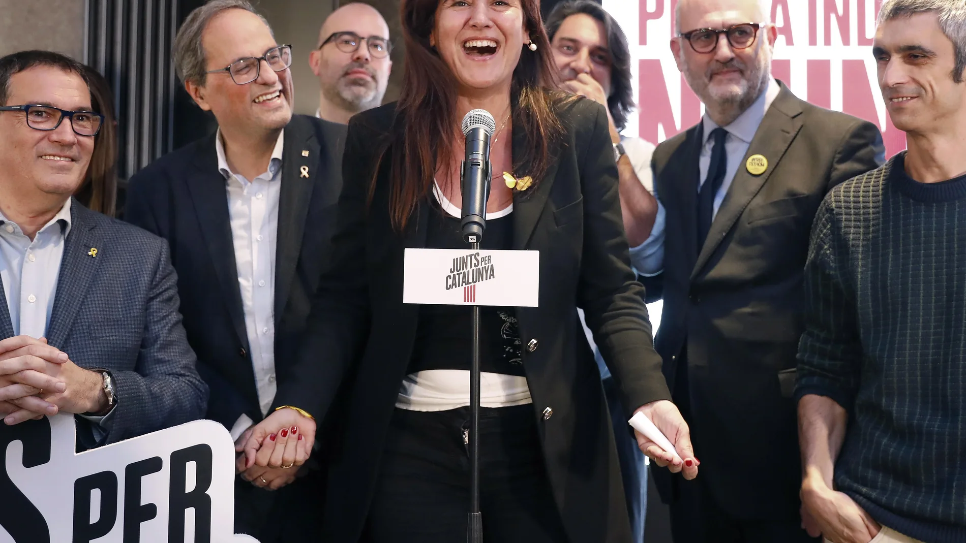La cabeza de lista de Junts per Catalunya, Laura Borrás (c), celebra junto al presidente de la Generalitat, Quim Torra (i) y sus compañeros los resultados conseguidos por el partido en las elecciones generales del 10N.