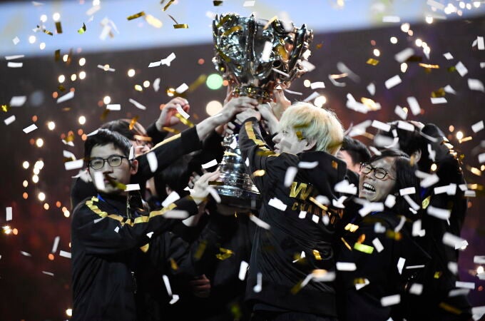 El equipo FunPlus Phoenix celebra la victoria en la final del vídeojuego League of Legends