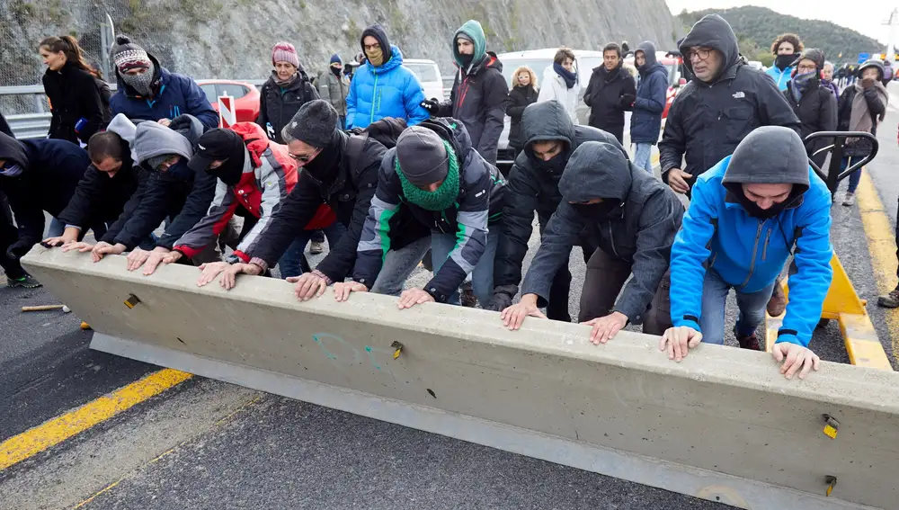 Bloqueo de la autopista que enlaza España y Francia en el paso de Le Perthus (Francia), la vía principal de conexión entre ambos países por carretera, que ha sido cortada sobre las 9:00 horas por manifestantes que protestaron por la sentencia del procés. EFE/David Borrat