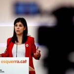 La portavoz de ERC, Marta Vilalta, durante la rueda de prensa que ha ofrecido este lunes para valorar de los resultados de las elecciones generales de ayer. EFE/Toni Albir
