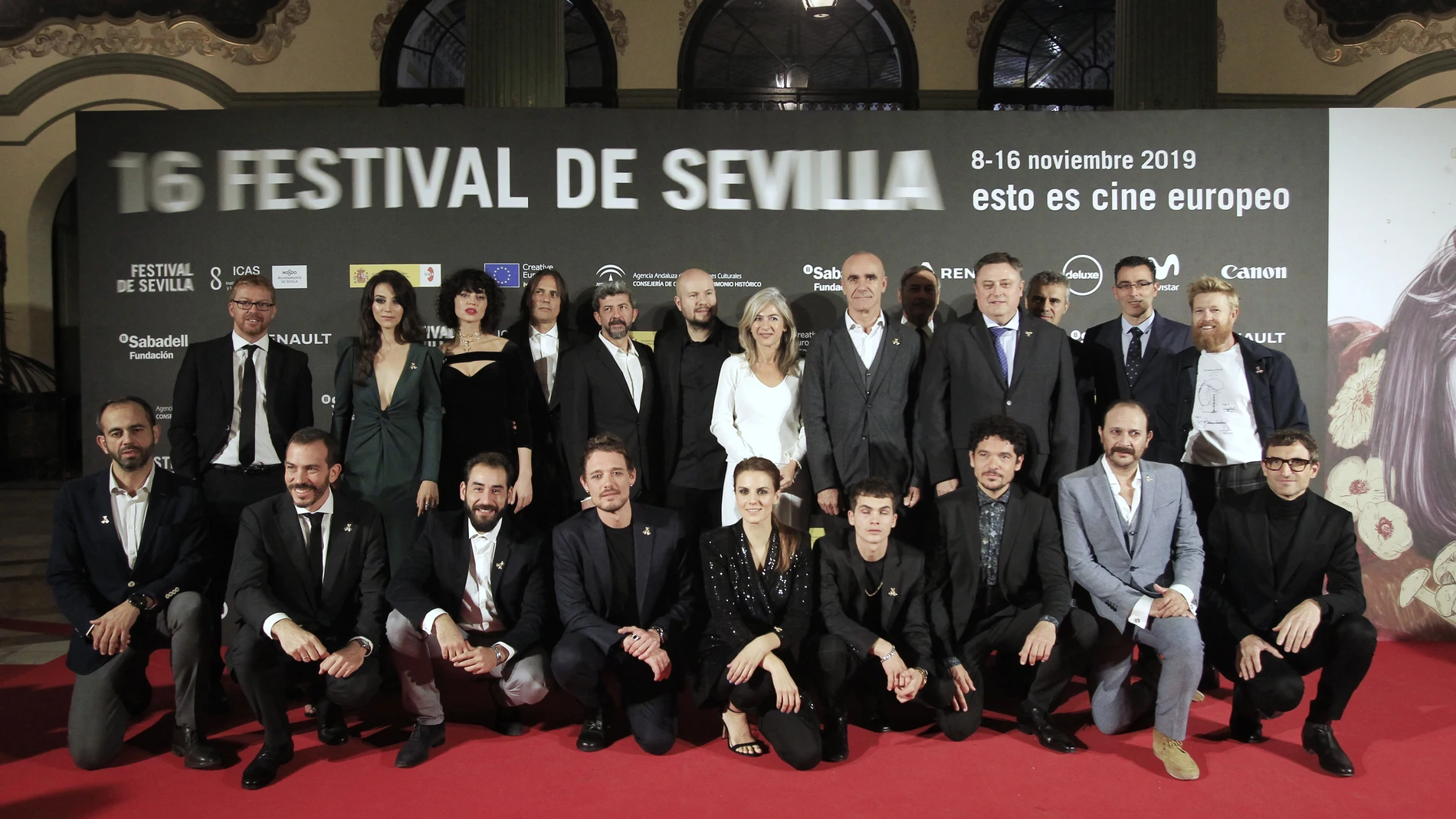 Actores y directores de la serie junto a la consejera de Cultura, Patricia del Pozo