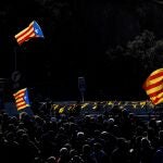 Centenares de personas participan en el corte de la autopista que enlaza España y Francia en el paso de Le Perthus (Francia), la vía principal de conexión entre ambos países por carretera, que ha sido cortada a primera hora de esta mañana por manifestantes que protestan por la sentencia del procés. EFE/Alejandro García