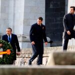 Luis Alfonso de Borbón y Jaie Martínez-Brbón en un momento de la exhumación de Franco. Foto: Efe