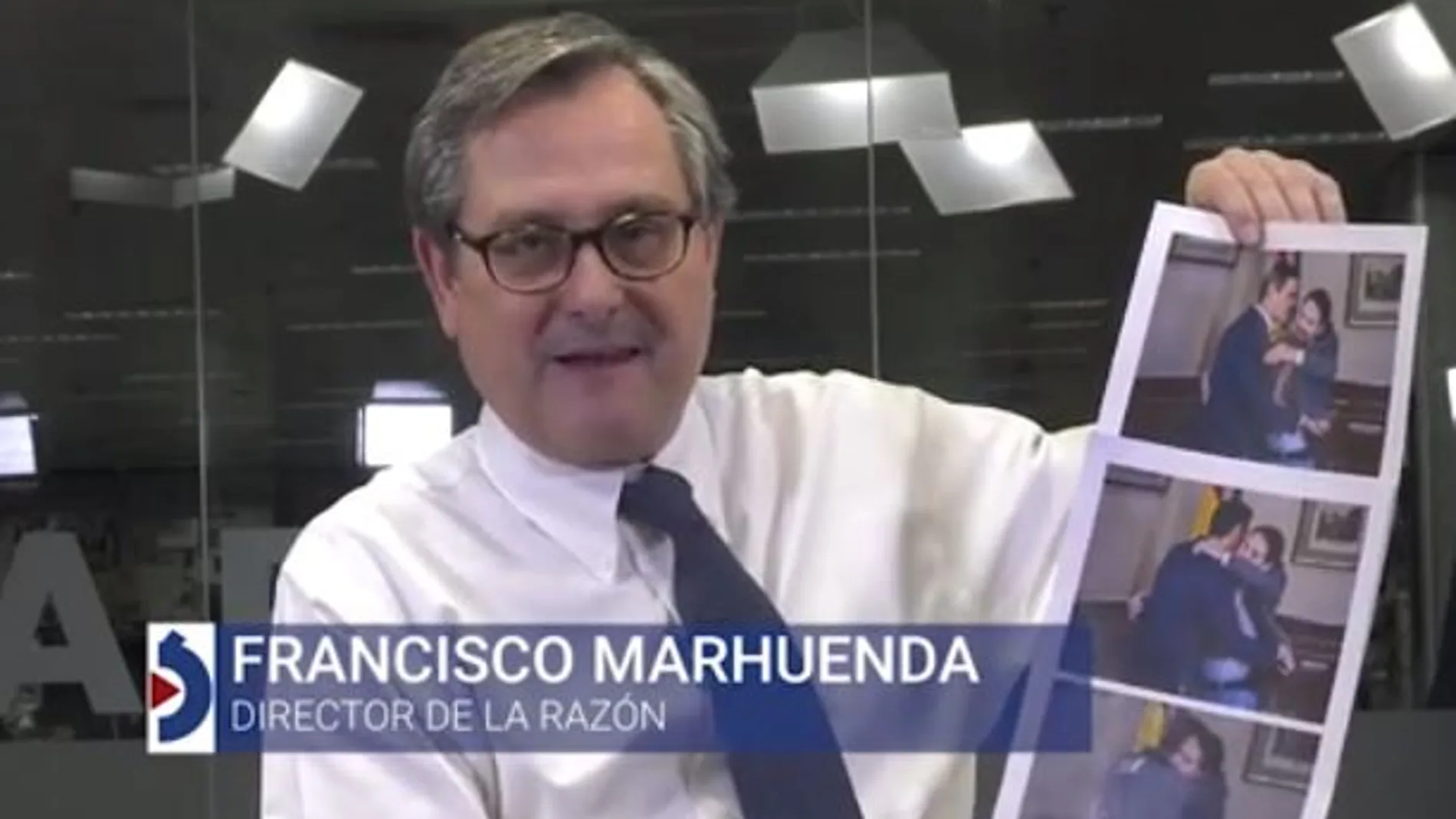Francisco Marhuenda muestra la foto del abrazo entre Iglesias y Sánchez tras firmar el acuerdo de Gobierno.