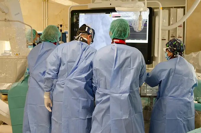 Colocan el primer doble implante valvular con catéter en España 