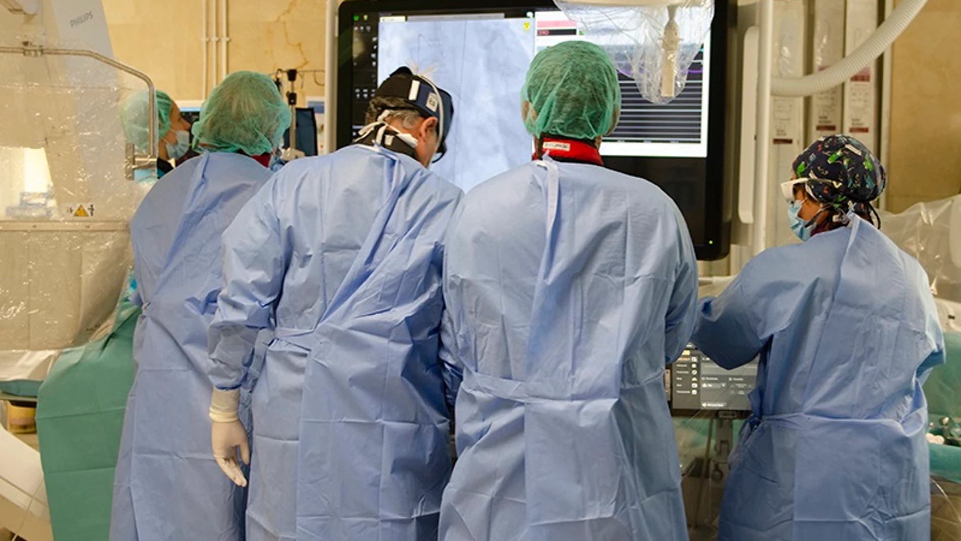 Médicos del Hospital Gregorio Marañón realizan el primer doble implante valvular con catéter en España