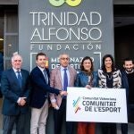La directora de la Fundación Trinidad Alfonso (cuarta por la derecha), Elena Tejedor