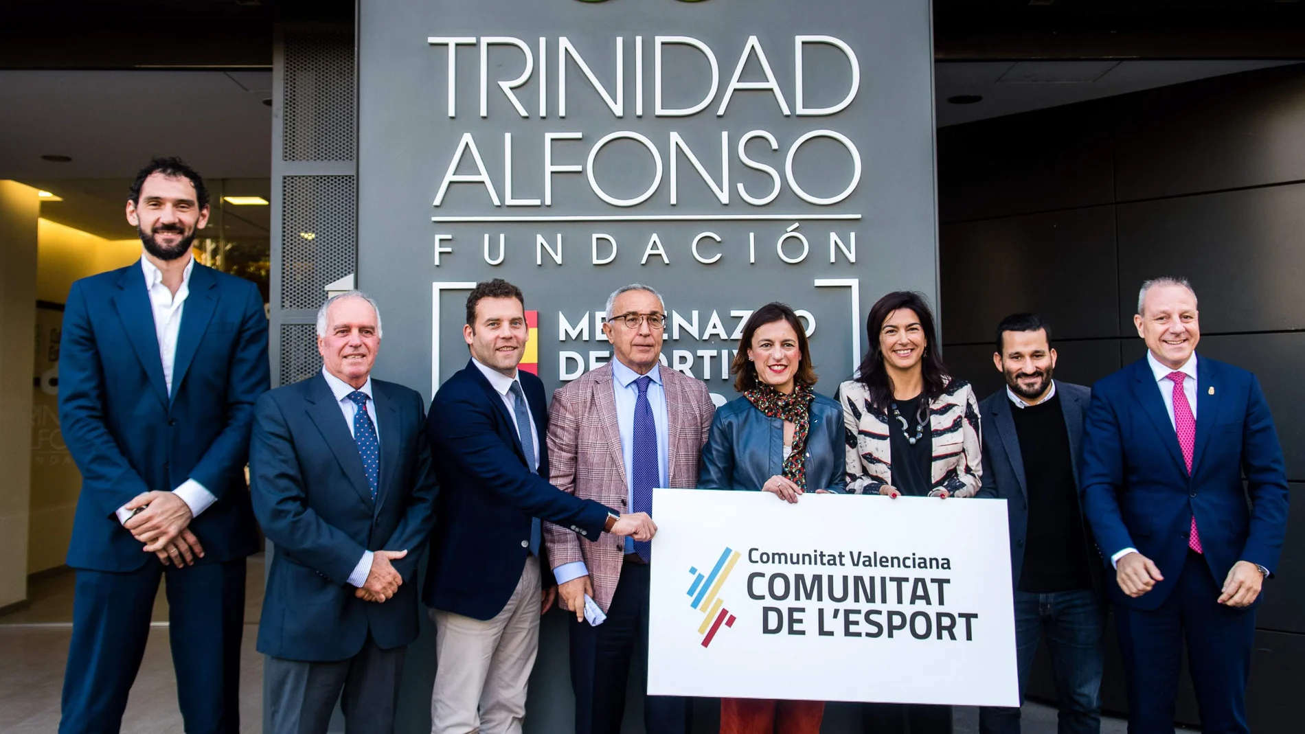 La directora de la Fundación Trinidad Alfonso (cuarta por la derecha), Elena Tejedor