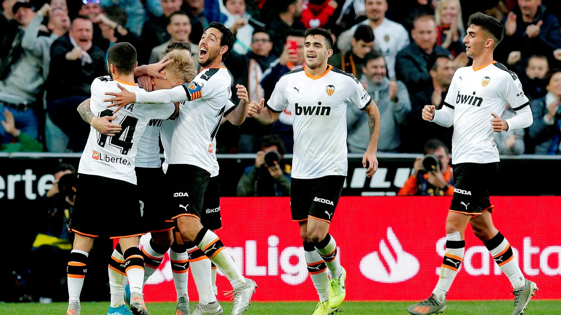 El equipo che celebra el gol de Wass