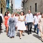  Letizia de paseo por La Habana con moda española y alpargatas