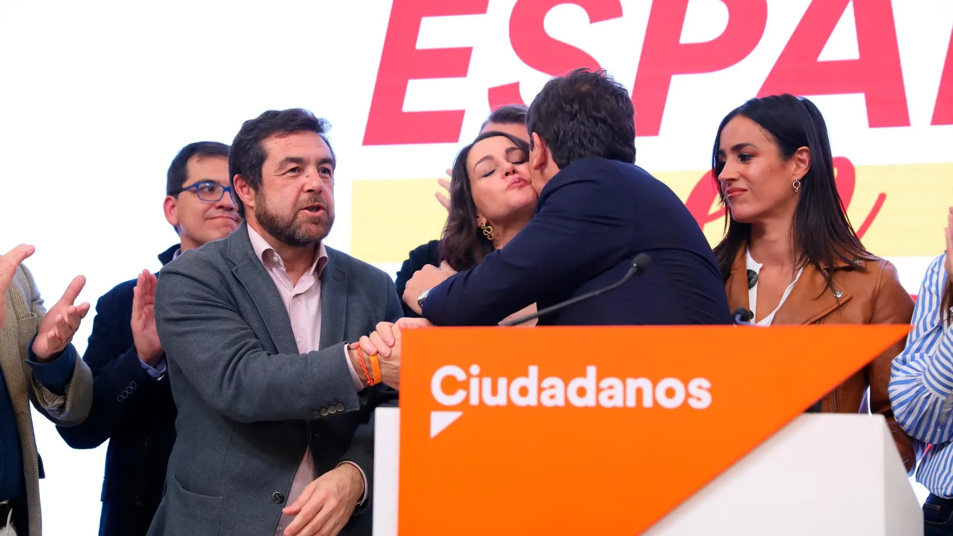 Albert Rivera besa a Inés Arrimadas en la sede de Ciudadanos/C. Bejarano