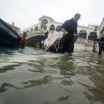 Vistas del Ponte Rialto de Venecia durante la inundación. EFE