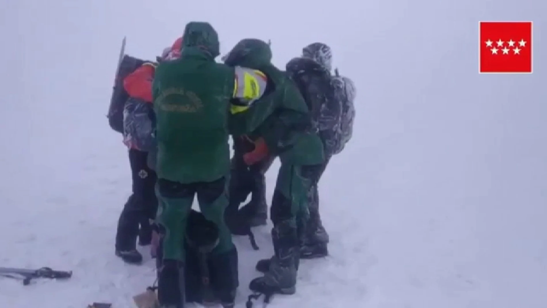 Un momento del rescate de los dos montañeros