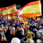 Cientos de banderas de España llenaron ayer Colón donde Abascal volvió a cerrar su campaña