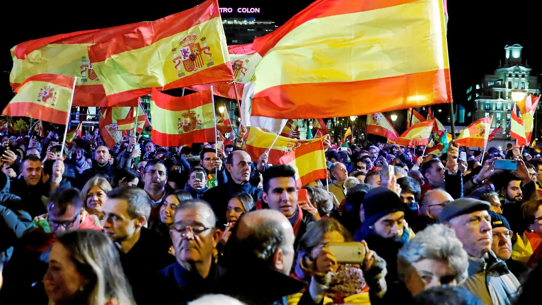 Cientos de banderas de España llenaron ayer Colón donde Abascal volvió a cerrar su campaña