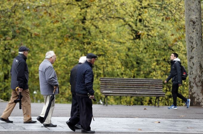 Pensionistas y jubilados pasean este martes en un parque en Bilbao