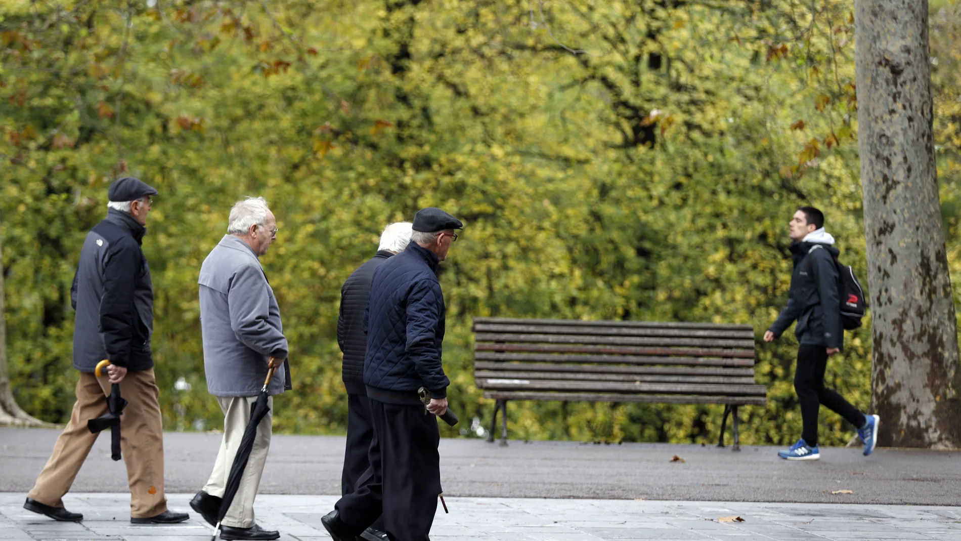 Pensionistas y jubilados pasean este martes en un parque en Bilbao