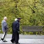 Pensionistas y jubilados pasean este martes en un parque en Bilbao
