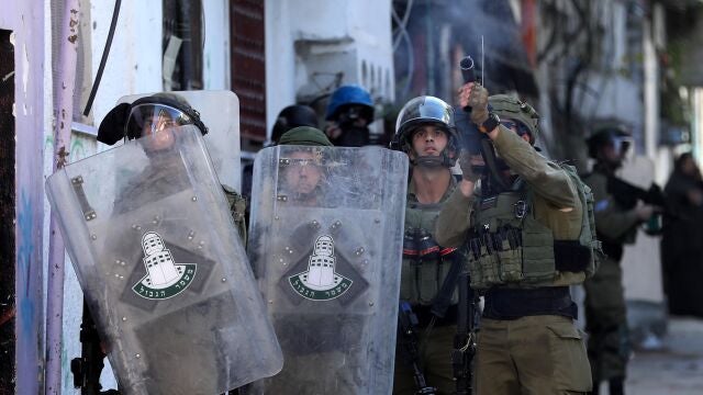 Soldados israelíes abren fuego contra los palestinos