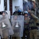 Soldados israelíes abren fuego contra los palestinos