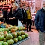 El cocinero José Andrés , que se encuentra en València para participar en la Feria Gastrónoma 2019 , ha visitado el Mercado Central de la ciudad