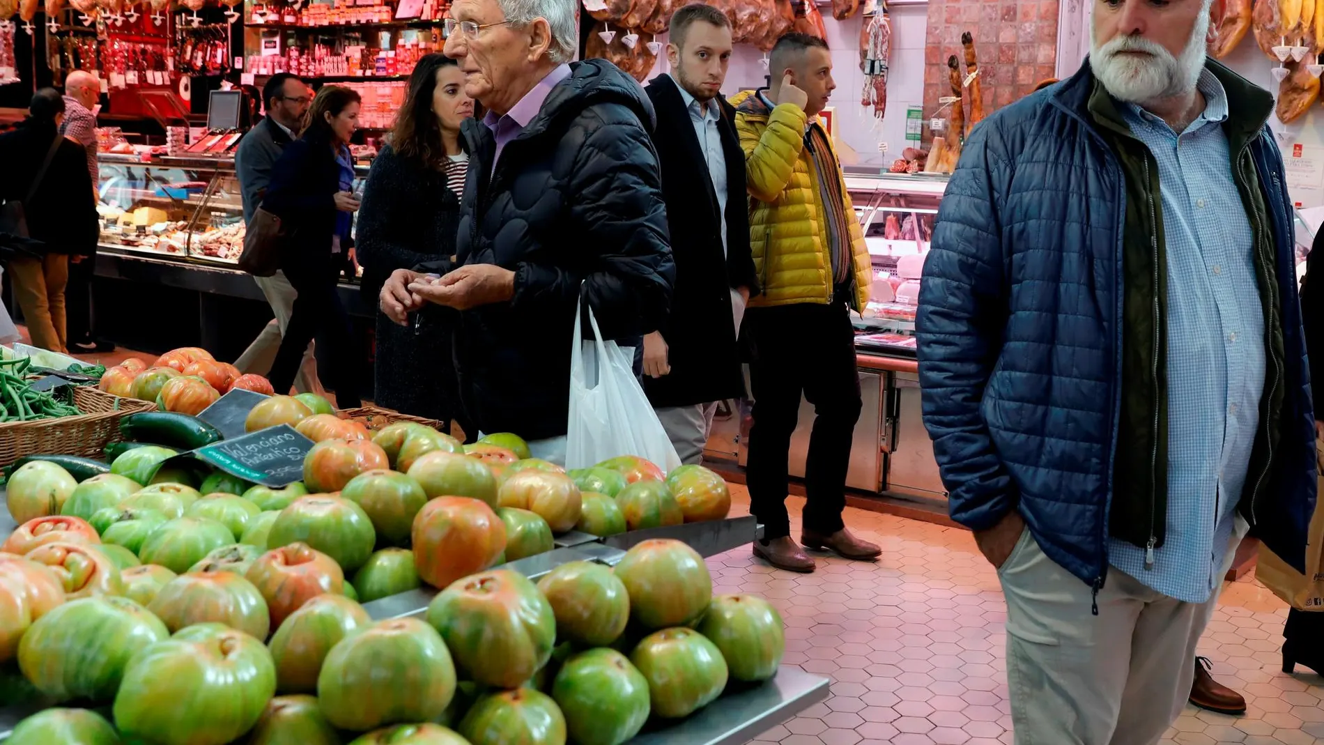 El cocinero José Andrés , que se encuentra en València para participar en la Feria Gastrónoma 2019 , ha visitado el Mercado Central de la ciudad