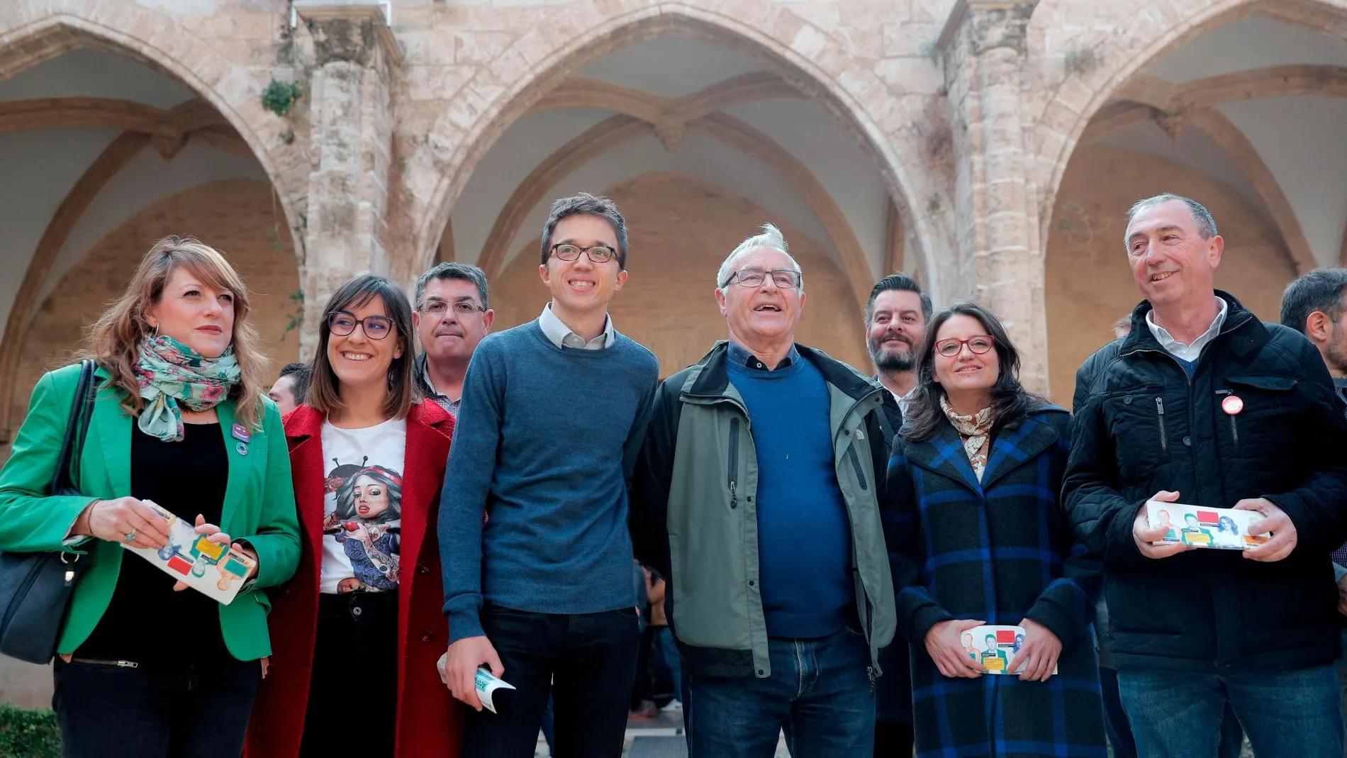 El candidato a la presidencia del Gobierno de Más País, Íñigo Errejón (3º i) ), cerró su campaña electoral con Compromís con un acto en Valencia junto a la vicepresidenta del Consell, Mónica Oltra (2º d), el alcalde Joan Ribó (c) , y el cabeza de lista por Valencia, Joan Baldoví (d)