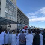 Trabajadores del hospital durante la protesta de esta mañana
