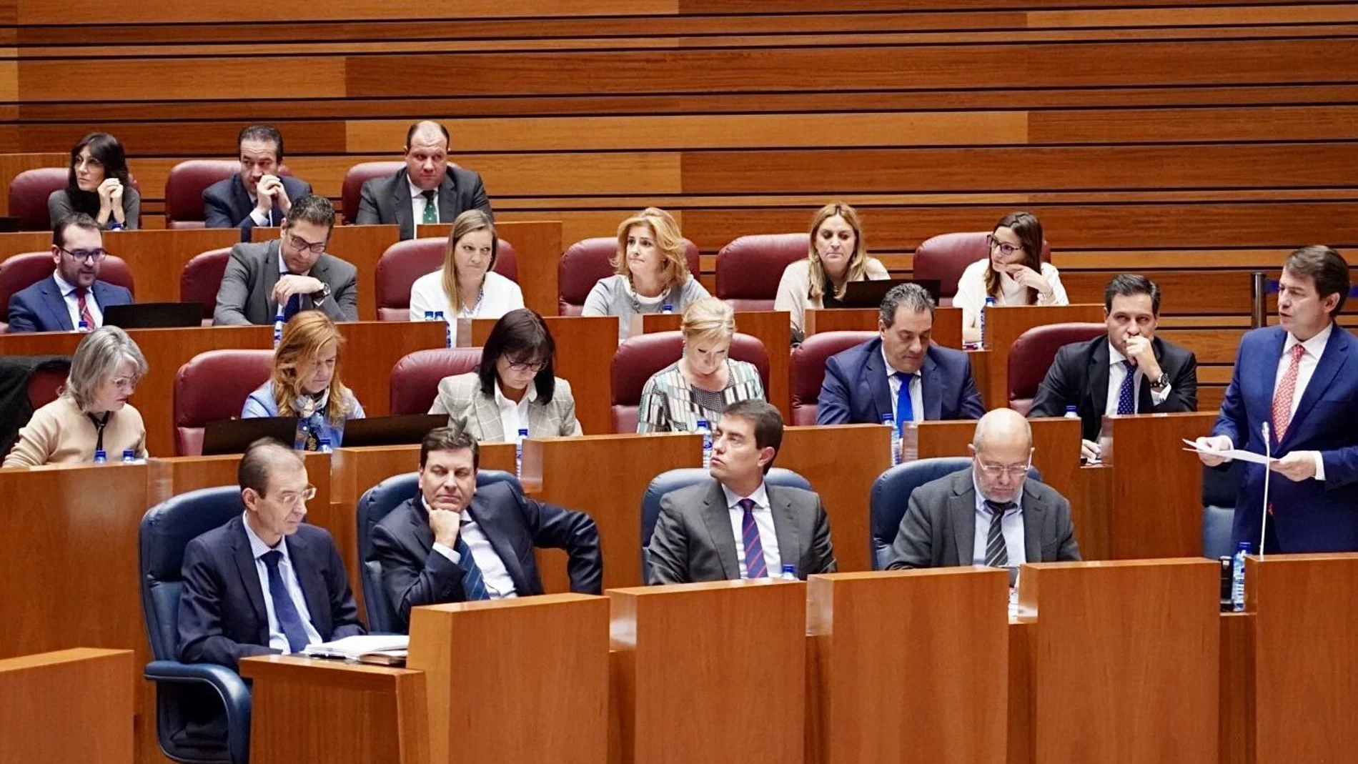 El presidente de la Junta, Alfonso Fernández Mañueco, interviene desde su escaño en el Pleno de las Cortes celebrado ayer