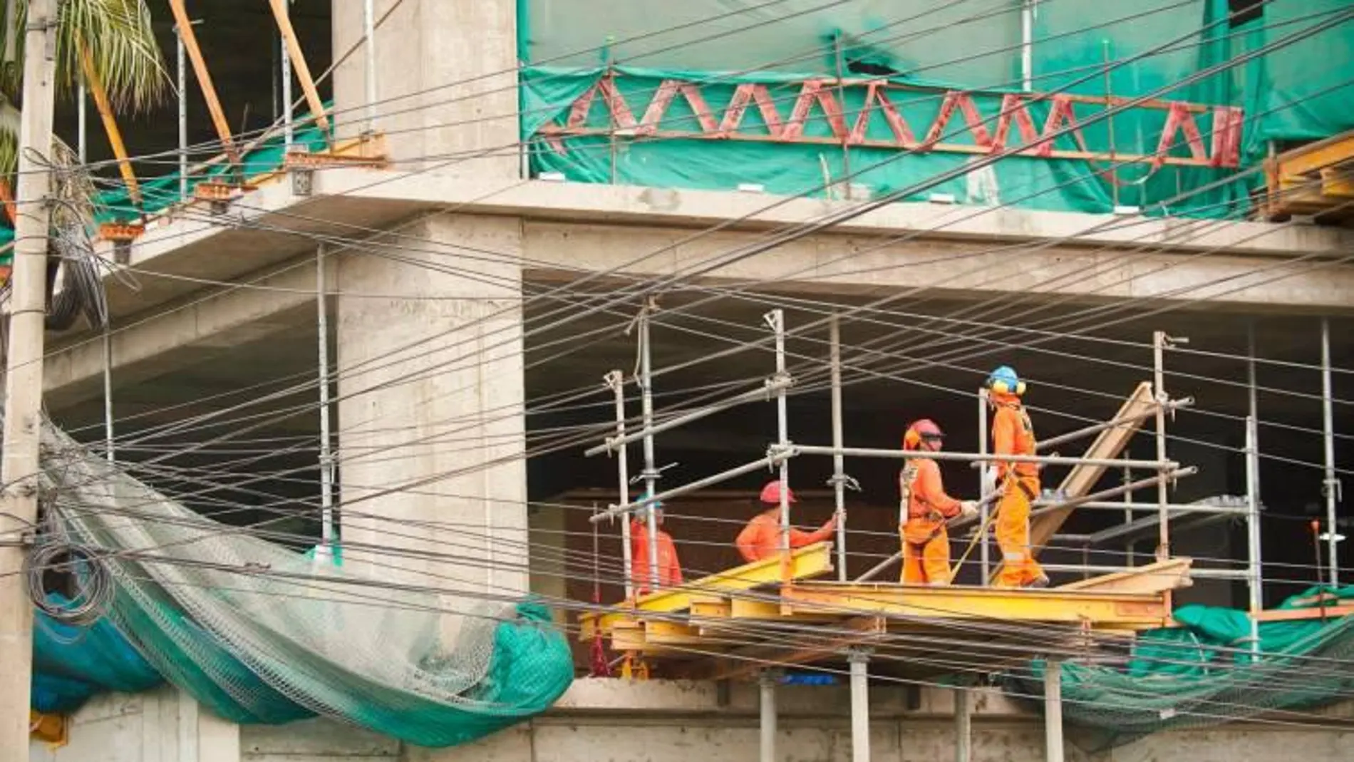 Trabajadores en un edificio en construcción