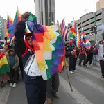 AME3800. LA PAZ (BOLIVIA), 12/11/2019. - Partidarios del ex presidente de Bolivia, Evo Morales, se manifiestan hoy martes en La Paz (Bolivia), portando la Whipala, una bandera que representa a los indígenas del país. EFE/Martin Alipaz