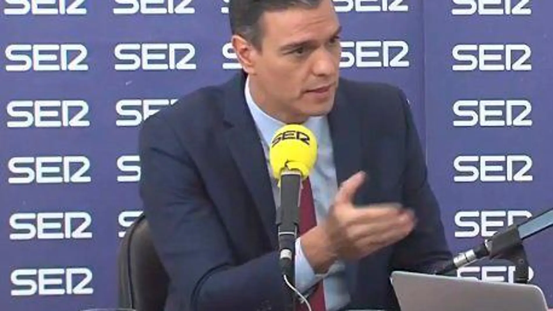 El presidente del Gobierno en funciones, Pedro Sánchez, durante la entrevista en la Cadena Ser