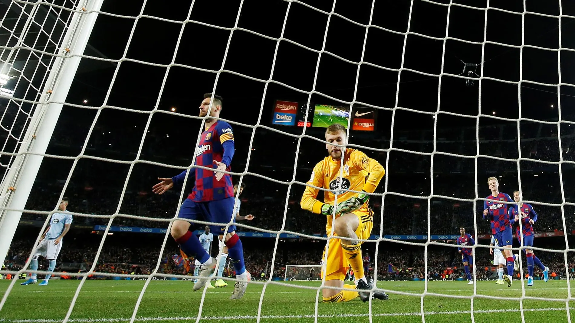 Rubén, de rodillas tras uno de los goles de Messi