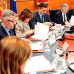 El jefe del Ejecutivo en funciones, Pedro Sánchez, c-iz, preside este sábado en La Moncloa una reunión del Comité de Coordinación sobre la situación en Cataluña.
