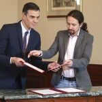 Pedro Sánchez y Pablo Iglesias, en el Congreso de los Diputados donde hoy firmaron un acuerdo para la formación de un Ejecutivo en España tras las. EFE/Paco Campos