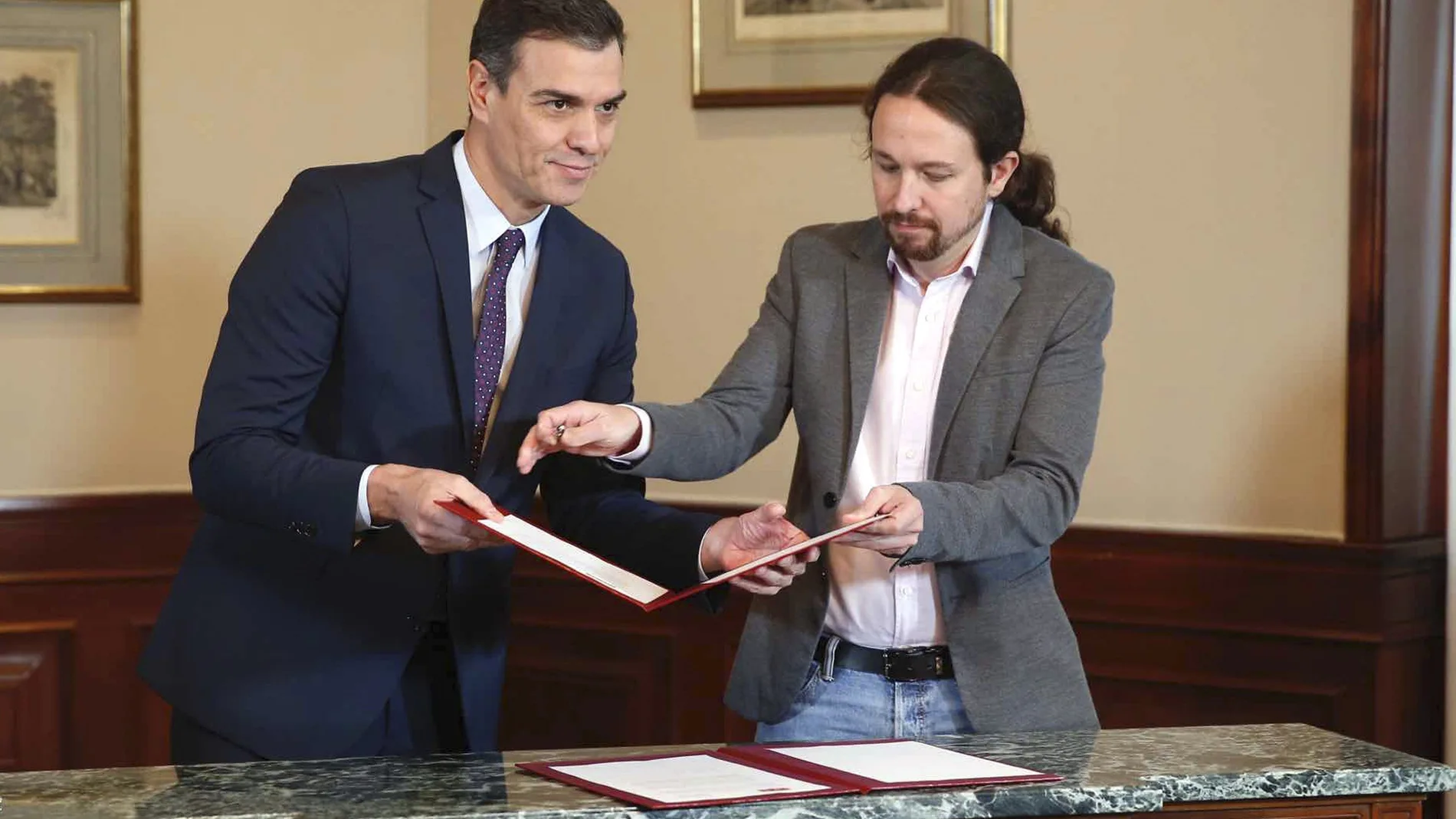 Pedro Sánchez y Pablo Iglesias, en el Congreso de los Diputados donde hoy firmaron un acuerdo para la formación de un Ejecutivo en España tras las. EFE/Paco Campos