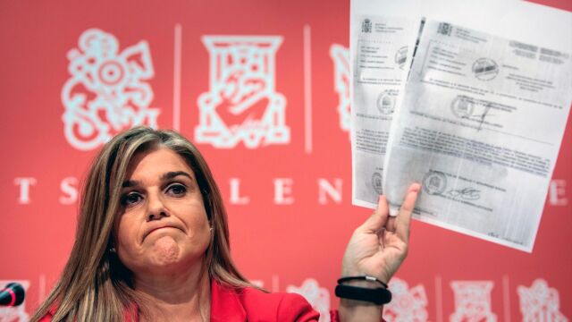 La diputada del PP, Eva Ortiz, muestra documentación falseada de los hermanos Puig para acceder a subvenciones