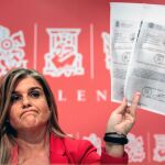 La diputada del PP, Eva Ortiz, muestra documentación falseada de los hermanos Puig para acceder a subvenciones