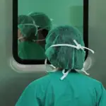Una enfermera en la puerta del quirófano