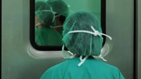 Una enfermera en la puerta del quirófano
