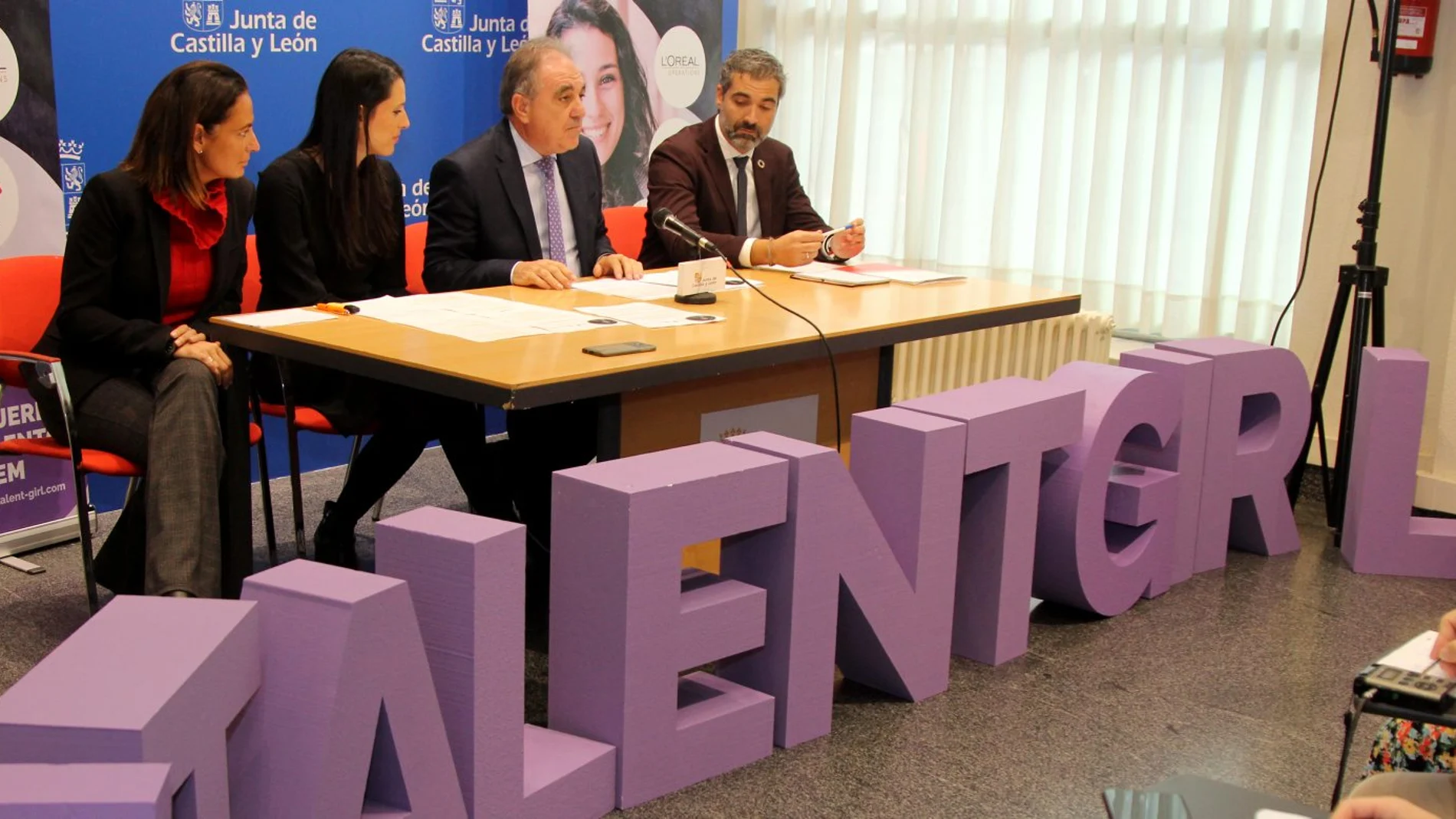 El delegado de la Junta, José Antonio Rubio Mielgo, la coordinadora Nacional STEM Talent Girl, Henar Rebollo, junto a la responsable de RSE de Reale Foundation, Arancha Escalada y el decano de la Facultad de Ciencia y Tecnología de la Universidad Isabel I y Director de la Grado en Ingeniería Informática, David García, presentan la primera edición del proyecto STEM Talent Girl.