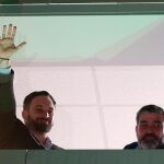 El presidente de Vox, Santiago Abascal, saludando a sus simpatizantes