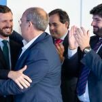El presidente del Gobierno murciano (dcha.), Fernando López Miras, ayer junto al líder del PP, Pablo Casado, en el Comité Ejecutivo Nacional del partido