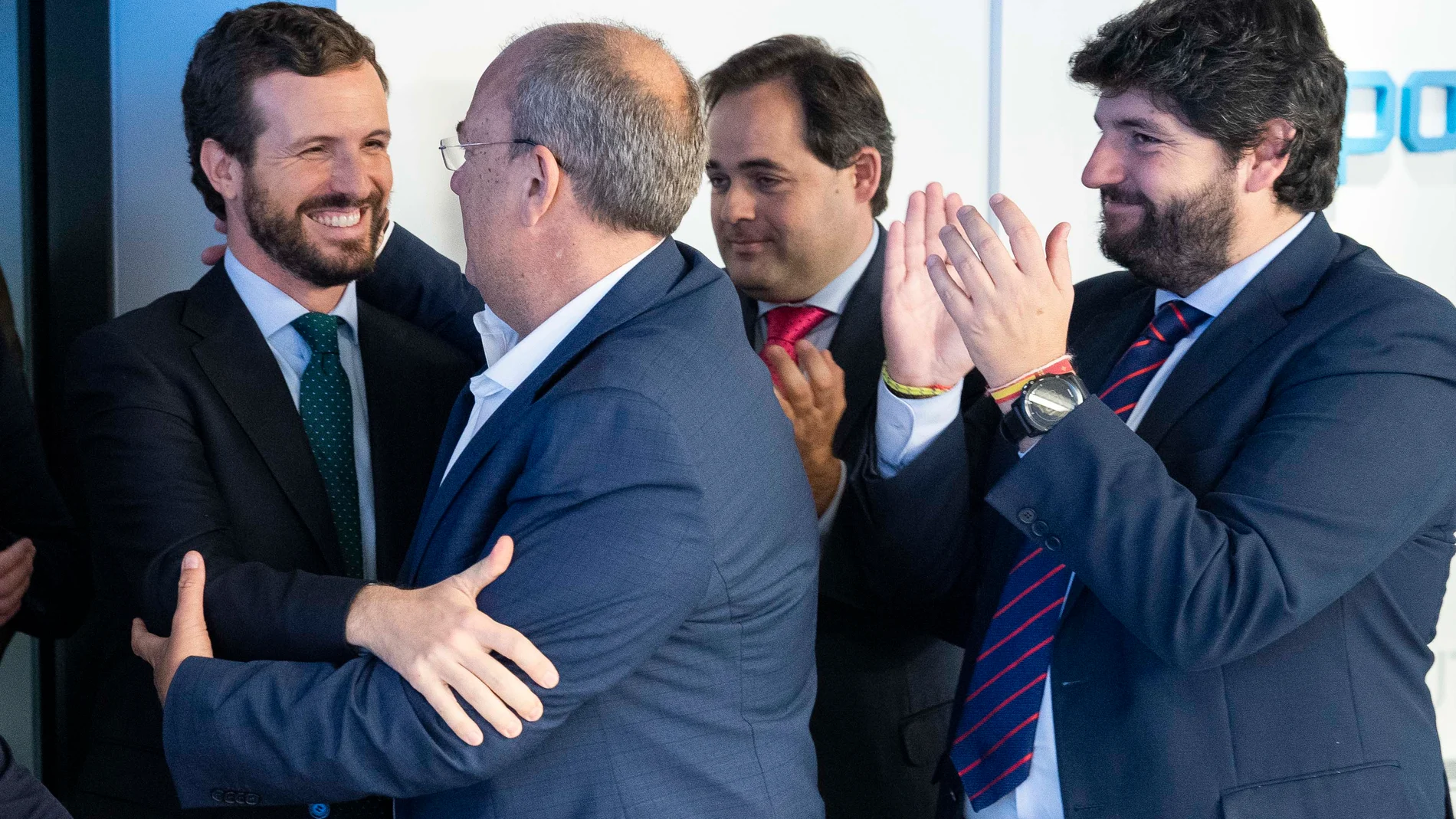 El presidente del Gobierno murciano (dcha.), Fernando López Miras, ayer junto al líder del PP, Pablo Casado, en el Comité Ejecutivo Nacional del partido