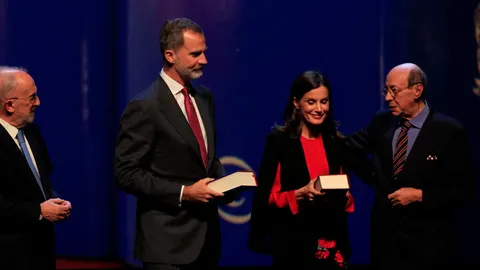 Los Reyes, Felipe VI y Letizia, reciben las obras completas de Miguel de Cervantes editadas por la RAE / Manuel Olmedo