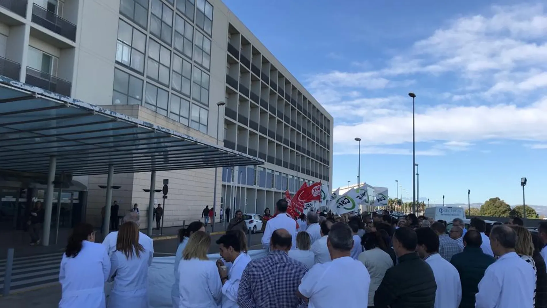 Los trabajadores del centro hospitalario se manifiestan contra los "incumplimientos del convenio", en una imagen de archivo