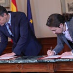 Pedro Sánchez y Pablo Iglesias, en el Congreso de los Diputados firmando el principio de acuerdo para compartir un gobierno de coalición